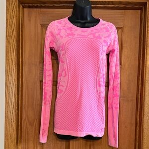 Lululemon Athletica Pink Long Sleeve Top with Thumb holes size 6